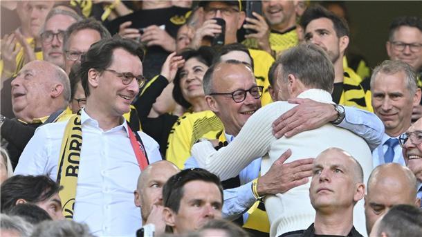 Watzke bei DFL wiedergewählt - Zuversicht durch Kanzler-Wort Partei- und BVB-Freunde: Friedrich Merz (Mitte) und Hans-Joachim Watzke (Archivfoto).