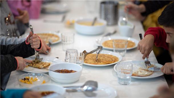 Warum warmes Schulessen wichtig ist Beim gemeinsamen Mittagessen kann man sich viel von anderen abschauen.