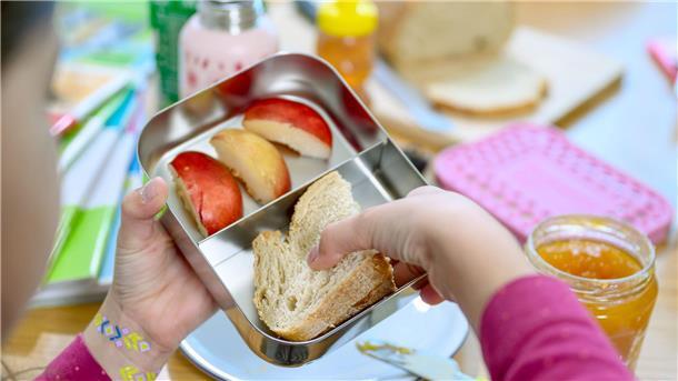 Warum warmes Schulessen wichtig ist Ein Brot mitbringen oder in der Schule etwas Warmes essen? Das kann einen Unterschied machen, meinen Fachleute.