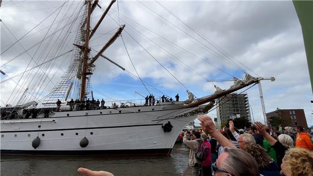 Sail 2025: Die "Sagres" verlässt den Neuen Hafen