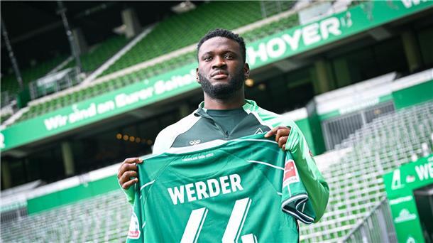 Livestream, Socken und Fitness: Boniface startet in Bremen Victor Boniface mit seinem Werder-Trikot mit der Nummer 44.