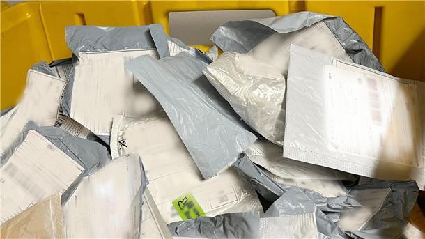 Samen aus China? Bitte nicht aussäen Viele der unbestellten Päckchen aus China werden direkt am Flughafen in Deutschland beschlagnahmt, weil Papiere zur Einfuhr fehlen.